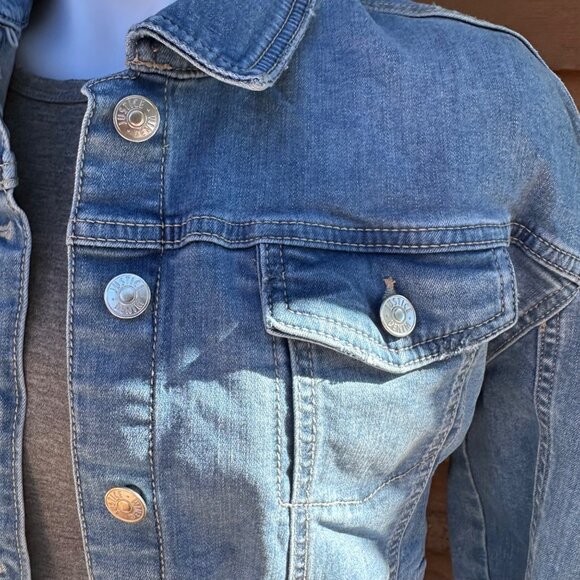 Justice Girls Denim Jacket Size 16/18 Light Blue Stretchy Frayed Hem Button Fron - Picture 8 of 10